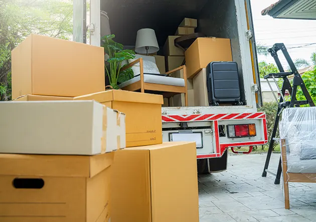 Senior in neuer Wohnung nach Umzug Zürich